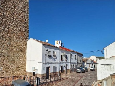 Dit volledig gerenoveerde, mooi ingerichte herenhuis in Martos, in de provincie Jaen, Andalusië, Spanje, zit boordevol mogelijkheden. Een geweldig familiehuis met veel leefruimte buiten, een prachtige grote speelkamer of familiebijeenkomst apart van ...