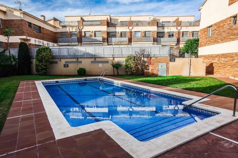 Located in the charming Romani area of El Vendrell, this home awaits you with open arms. ✨ With a constructed area of 166 m2, this jewel has four double bedrooms, two full bathrooms and a toilet for your total comfort. The kitchen is equipped with lu...