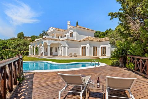 This exclusive villa, with its majestic 1940 square meters of construction, offers a unique and enchanting experience in the prestigious Montemayor urbanization in Benahavís. Built in 2007, this property is more than just a house; it is an oasis of l...
