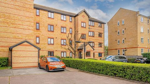 We present a bright studio apartment in Ringwood Gardens, Isle of Dogs, E14, a quiet cul-de-sac development. This first-floor, neutrally decorated apartment features a pleasant-sized living room that leads to a separate kitchen. There is a separate s...