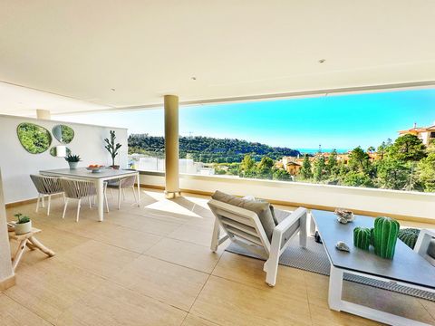 Modern 3-bedroom corner apartment with sea and panoramic views in Benahavís, located in a newly built urbanization in La Reserva de Alcuzcuz, Benahavis. This gated complex offers excellent communal areas, including two communal swimming pools, green ...