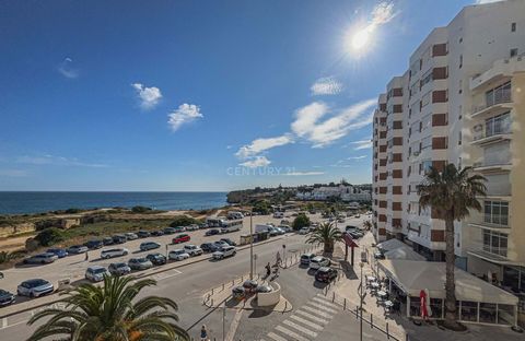 Ressentez l'air marin lorsque vous ouvrez la fenêtre de cet appartement, l'odeur de vos vacances en famille tant désirées. Il suffit de traverser la route et de descendre jusqu'au sable fin de la plage d'Armação de Pêra, à votre retour, détendez-vous...