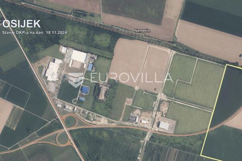 Osijek, business zone Nemetin, building land 4164 m2 for commercial use. The location of the land is exceptional, it is located within the closed (fenced) and guarded (porter) circle of the Kandit and Saponija factories. Given that the land is surrou...