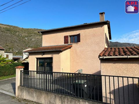 VILLA MOOI Foix, op een mooie afgesloten terrein, mooi huis type 6, met een bewoonbare oppervlakte van ongeveer 170m met ruime, in uitstekende staat. Grote voordelen met 2 woonkamers, ruime kamers, een carport. Land aangrenzende 578m. Een school te s...