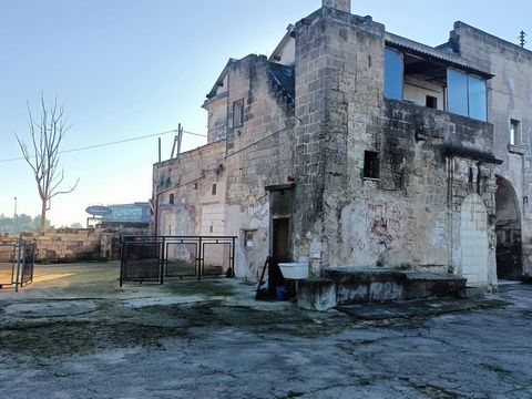 PUGLIA - TARANTO - HABITUAL Ofrecemos a la venta en Taranto, en Via Cesare Battisti 4460, una propiedad que consta de edificios residenciales y garajes en una parcela de 1554 m2. La parte construida actualmente consta de un edificio en 2 niveles para...