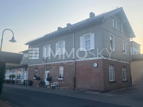 Este impresionante edificio residencial, que una vez sirvió como estación de tren, es realmente único. Con su extraordinaria arquitectura y elegantes modernizaciones, ofrece generosidad y elegancia histórica. Los techos altos de 2,90 m crean una sens...