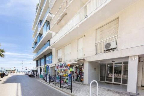 Cet appartement moderne, parfaitement situé dans le quartier animé de Palm Beach à Cannes, se trouve à seulement 30 mètres des belles plages du Moure Rouge et de la Croisette. L'appartement accueille confortablement 4 personnes et est situé au sein d...