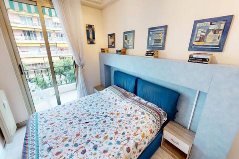 Cet appartement moderne de 2 pièces offre un refuge confortable et élégant au cœur de Menton. La chambre spacieuse dispose d'un lit de 160 x 200 cm, garantissant un sommeil réparateur, tandis que le salon comprend un canapé-lit de 160 x 200 cm, pouva...