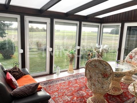 Welkom in uw nieuwe huis, een ware oase van rust op het platteland Het middelpunt van dit charmante huis is de ruime serre met kamerhoge ramen die de kamer overspoelen met natuurlijk licht en een ononderbroken uitzicht bieden op de omringende natuur....