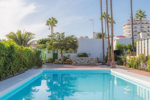 Kommen Sie und buchen Sie diesen fantastischen Bungalow in Maspalomas. Vom Wohnzimmer aus haben Sie Zugang zu einer großen privaten Terrasse mit Hängematten und einem Essbereich im Freien, auf der Sie das hervorragende Klima der Gegend genießen könne...