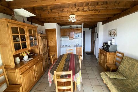 Apt Nr. E24 Res. Der Parador LES ANGLES Klassifiziert als 2* GITES DE FRANCE F4 mit Eingang, Schrank/Kleiderschrank, Wohnzimmer (Sofa, Farbfernseher) mit Balkon Richtung Südosten mit Seeblick, ausgestatteter Küchenbereich (Wohnzimmer, Kühlschrank, 4 ...