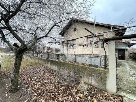 Wir präsentieren Ihnen ein einstöckiges Backsteinhaus im ruhigen Dorf Zar Asen. Das Anwesen verfügt über einen großen Hof mit einer Fläche von 1039 m² und das Haus verfügt über folgende funktionale Aufteilung: zwei Schlafzimmer, ein Wohnzimmer, eine ...