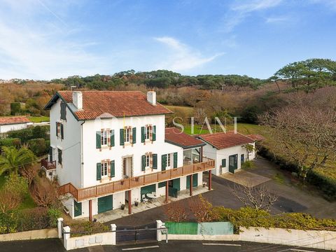 Entdecken Sie diese seltene Gelegenheit, nur wenige Gehminuten vom Strand von Ilbarritz entfernt! Dieses charmante, authentische baskische Bauernhaus, eingebettet zwischen Obstgärten, dem Wald, dem prestigeträchtigen Golfplatz von Ilbarritz und dem M...