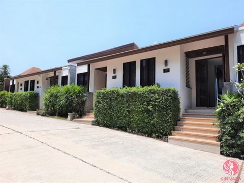 Prachtige villa met zwembad in moderne stijl en uitzicht op zee en de bergen te koop in Aonang, Krabi. Het kan worden gekocht als investering, verhuurd of gekocht voor uw nakomelingen om op zichzelf te wonen. Deze villa ligt op een fantastische locat...