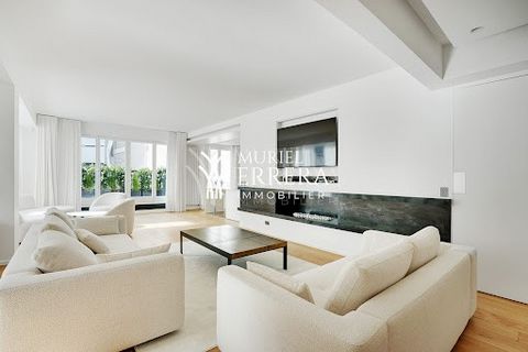 Sur l'élégante Avenue Montaigne, dans un bel immeuble sécurisé, somptueux appartement de 193m2 au sol (164,20m2 carrez) au 6e étage coté jardin. L'appartement s'articule autour d'une réception de 70m2 composée d'un salon avec cheminée, une salle à ma...