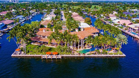 Geschlossenes, palastartiges, von Palm Beach inspiriertes Point Estate in der prestigeträchtigen Coral Ridge Country Club-Enklave auf über 1,09 Hektar +/- eingerahmt von 3 Seiten einer umlaufenden Wasserfront von insgesamt 665 Fuß +/- mit 200 AMP, 3 ...