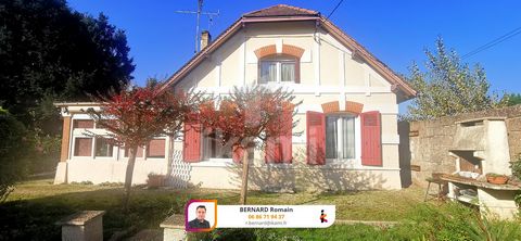 Charming house of 141 m2 from the 1930s, located in the town of Bergerac, less than a kilometer from the city center. Ideally located close to shops, schools and care centers, this house offers a pleasant living environment while being close to ameni...