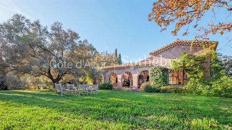 Deze charmante bastide, gelegen in Roquebrune-sur-Argens en daterend uit 1933, is nu op de markt. De accommodatie ligt tegen een bosachtergrond en biedt een adembenemend uitzicht. De bastide beschikt over 250 m² woonoppervlak, met een tuin van meer d...