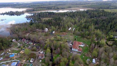 1658484 В черте города Приозерска, на берегу озера Судаковское, предлагается к продаже действующая база отдыха. Она состоит из шести отдельно стоящих домиков различной вместимости (от трех до восемнадцати человек) и гостиницы, в которой находится пят...