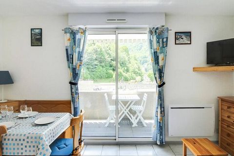 Cabina monolocale situata al piano terra, con una superficie di 25 mq con balcone esposto a sud. Composto da soggiorno con divano letto per due persone e TV. Una zona cabina con un letto di 130, un armadio e una TV. Angolo cottura attrezzato: lavatri...