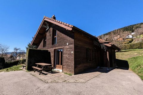 Gite in een chalet, 1 km van het centrum van Gérardmer, 700 meter boven de zeespiegel. La Perle des Vosges, zomer- en winterresort, met zijn meer op 2,5 km afstand, en het skigebied La Mauselaine op 4 km afstand. Talrijke wandelpaden ter plaatse en a...