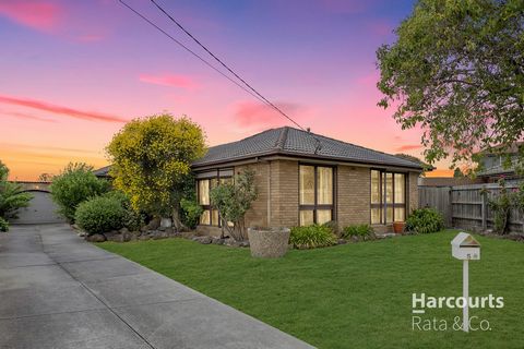 Ubicado en una tranquila cancha de Lalor, 5 Bogong Court lo invita a disfrutar de una mezcla de estilo y funcionalidad, en una ubicación perfecta. Con un diseño cuidadosamente planificado, esta casa es perfecta para familias en crecimiento que disfru...