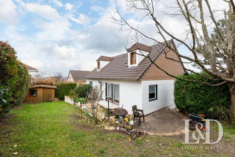 Schönes Einfamilienhaus 124m2 (140 nützlich) auf einem bewaldeten Grundstück von 486m2 aus den 80er Jahren, sehr gepflegt; Es erstreckt sich über 2 Hauptebenen und verfügt über 6 Zimmer, 4 Schlafzimmer + 1 kompletten Keller; Im Erdgeschoss befindet s...