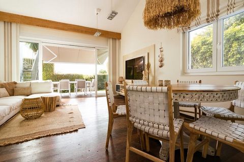 La villa a Marbella ha 3 camera da letto e capacità per 6 persone. Alloggio di 195 mq arredato con gusto e spazioso. Si trova a 100 m dal ristorante, 200 m dalla spiaggia di sabbia, 300 m dal supermercato, 2 km dal campo di Golf, 4 km dalla città, 20...