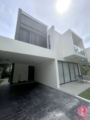 This three-story villa in Phuket, situated next to Bang Tao Beach, offers a terrace and an additional bedroom on the third floor. Located in the gated community of Laguna Park, it provides 24/7 security and access to a common swimming pool. The villa...