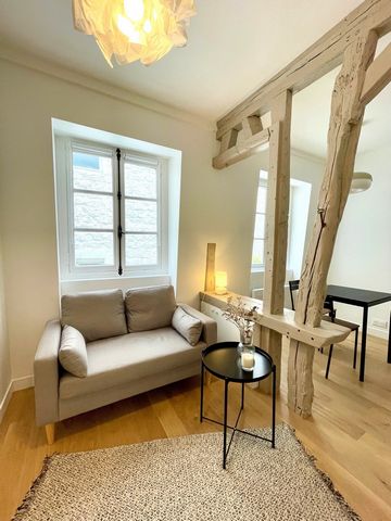 Furnished 26m² apartment - Studio Alcove situated in the heart of Paris rue Saint-Honoré: few steps away from the Tuileries, Place Vendôme and surounded by restaurants, and luxury shops. Metro Tuileries.