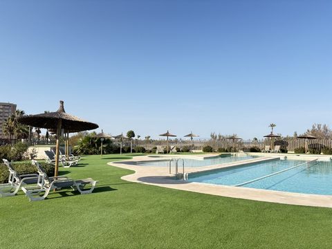 Experimente la vida costera en su máxima expresión con este impresionante apartamento situado en el exclusivo complejo residencial «Los Flamencos», en primera línea de Playa Paraíso, en la hermosa región murciana del Mar Menor. Este moderno apartamen...