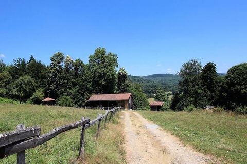 Abseits des Weilers liegt diese Gîte mit originellem Design am Hang. à am Waldrand mit atemberaubender Aussicht auf die Monts d'Ambazac, ist wie ein Loft auf 3 Ebenen angeordnet. Eine ruhige Eselfrau und ein paar Schafe in ihrem Gehege sind die einzi...