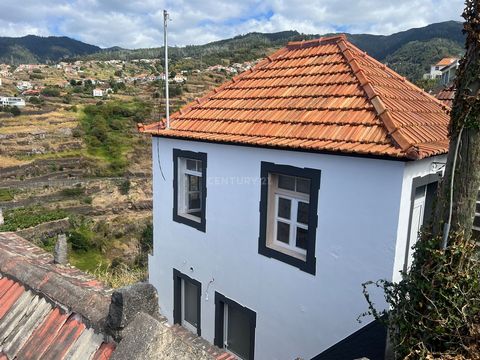 Entdecken Sie den Charme des Lebens im malerischen Lombo do Doutor, Calheta, einer der ruhigsten Regionen Madeiras. Dieses charmante Haus im traditionellen Stil kombiniert die rustikale Essenz der madeirischen Architektur mit zeitgenössischem Komfort...