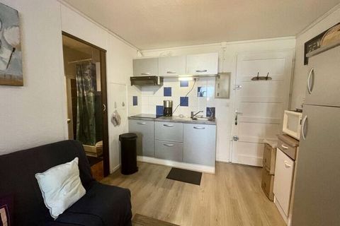 Dit charmante appartement, gelegen op de 2e verdieping van een residentie aan zee, is ontworpen voor comfort en ontspanning. De woonkamer is voorzien van een slaapbank voor twee personen en een televisie, ideaal om te ontspannen na een dag vol ontdek...