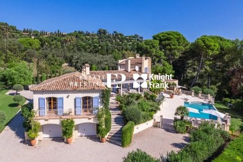 Nichée au pied du village, cette magnifique bastide provençale de 480m² offre une intimité totale et bénéficie de vues panoramiques à couper le souffle sur la mer et les collines environnantes. La propriété s'étend sur un terrain paysagé d'environ 4,...