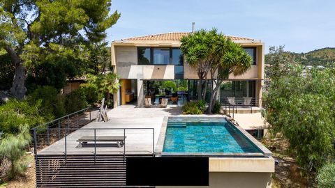 Ideally located in the city center of Hyeres in the Var, Chateaubriand district, this superb contemporary creation with a refined design and noble materials is the result of the work of an architect. The spaces of this villa are hierarchically arrang...