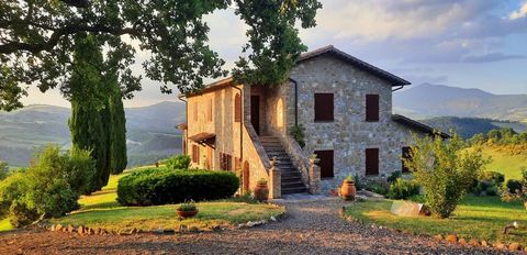 Immerso in un ambiente naturale mozzafiato, con una vista maestosa sul Monte Amiata, questo rustico offre un'esperienza di vita indimenticabile. Qui potrete rilassarvi e godere della bellezza naturale dei dintorni, vivendo in un ambiente lussuoso. La...