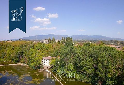 Non lontano da Firenze, con meravigliosa vista sul fiume Arno, si trova questa villa di lusso in vendita. Di origine medievale, attribuibile intorno all'anno Mille, la proprietà si compone di una spaziosa villa padronale dotata di numerosi spazi...