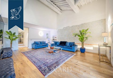 Located in a 16th-century palazzo between Florence's Cathedral and Piazza della Signoria, this luxurious 230-sqm flat offers a blend of history and modernity. Situated on the second floor, the estate features two bedrooms and two bathrooms, and ...