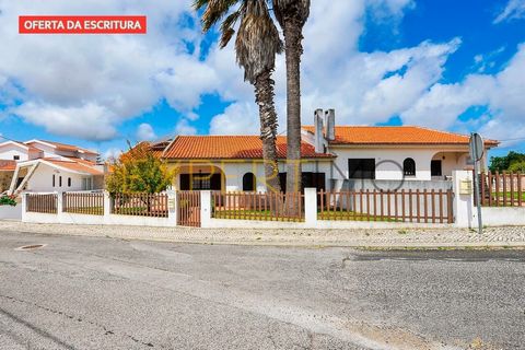 ÓBIDOS HOUSE T5 BIFAMILY GAEIRAS /ÓBIDOS, EAST/WEST of very good quality construction, this villa is located in the best neighborhood of GAEIRAS (urbanization of Moinho Saloio) with about 240m² of covered area. It is equipped with boilers and solar p...