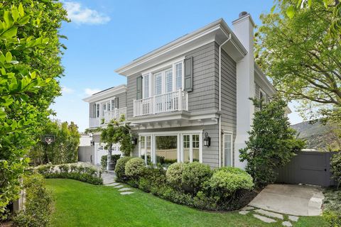 Treten Sie durch die Tore dieses hochmodernen Anwesens in Cape Cod, in dem moderne Pracht nahtlos mit traditioneller amerikanischer Architektur verschmilzt und Sie mit einem sofortigen Gefühl von Zuhause umarmt. Atemberaubender Blick auf das Meer und...