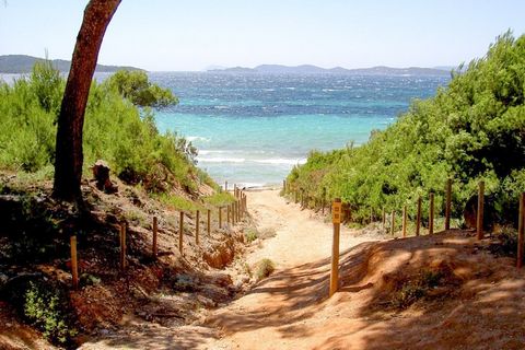 Immerso nel cuore di un parco alberato di 3 ettari sulla penisola di Giens, questo appartamento bilocale offre un rifugio tranquillo per un massimo di 5 persone. L'appartamento comprende 1 camera da letto con letti confortevoli, un soggiorno con diva...