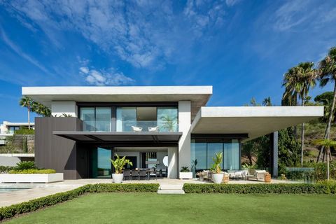 Scoprite una proprietà eccezionale situata nel cuore di La Quinta, una delle zone più esclusive di Marbella. Progettata dal famoso architetto Diego Tobal, questa villa unica combina l'eleganza contemporanea con il massimo comfort, offrendo una vista ...