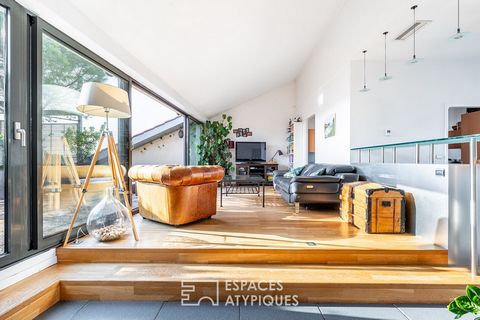 In Lyon 3rd, on the edge of Montchat, discover on the 6th and last floor of a well-made building, this spacious bright four-bedroom duplex with its terrace. This 170m2 apartment (for 157m2 carrez), offers a friendly and elegant atmosphere, ideal for ...