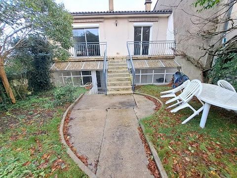 Maison de 121m2 situé à Angoulême (moins de 10 minutes à pied de la place Victor Hugo). La maison comprend 2 niveaux; - Au Rez de Chaussée: une entrée, 2 pièces pouvant servir de chambres ou bureau, salle d'eau avec WC, et garage double attenant de 4...