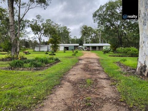 Descubra la combinación perfecta de comodidad y vida en el campo con esta sólida casa de bloques ubicada en un extenso 3.4 acres en la deseable North Millstream Estate. Esta acogedora casa de dos dormitorios y un baño cuenta con una habitación versát...