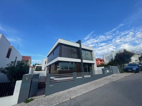 Prachtige villa met drie verdiepingen, gelegen in een rustige omgeving van villa's in Caxias, met gemakkelijke toegang tot de A5, A9 en de Marginal, op slechts 20 minuten van Lissabon. Deze woning biedt een perfecte balans tussen luxe, comfort en fun...