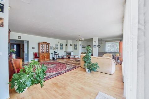 A comfortable, large holiday house in Świnoujście with a beautiful, well-developed, fenced garden. The house offers a cozy living room with a fireplace, four bedrooms, three bathrooms and a fully equipped kitchen. Two balconies overlooking the garden...