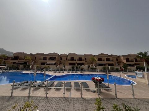 Fantastisches Stadthaus zum Verkauf in den luxuriösen Villas Del Duque an der Costa Adeje. Dieses helle und geräumige Anwesen ist nach Süden ausgerichtet und bietet Blick auf den Gemeinschaftspool. Es verteilt sich auf ein geräumiges Wohnzimmer mit Z...