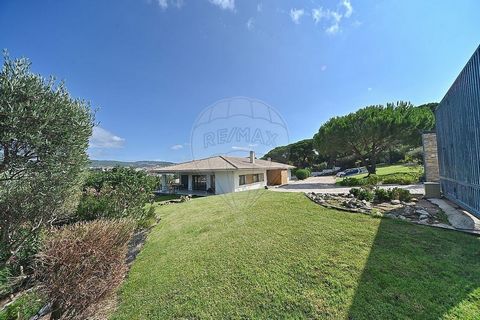 Casa 4 Dormitorios / En Venta / Loures Espaciosa villa de una sola planta con 427m² de superficie bruta privada situada cerca del centro de Loures con una impresionante vista del campo. Su ubicación geográfica permite el acceso a la A8, A1, CREL. CRI...